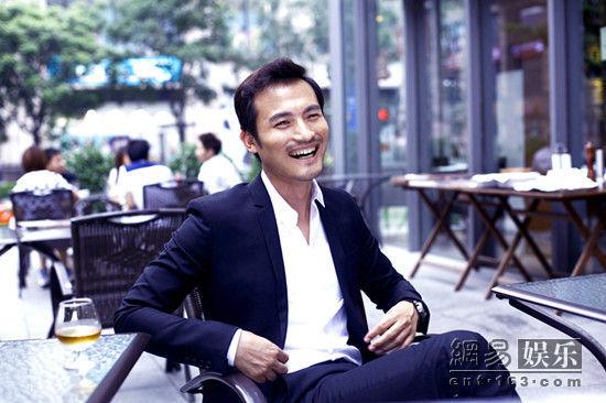 随着票房的升温及影片的热映,片中帅气有型的男演员耿乐也再度人气