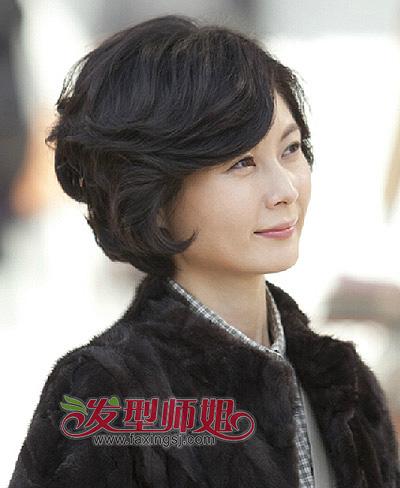 2014-11-13来源:发型师姐编辑:blue 分享到  短发凌乱烫发让中年妇女