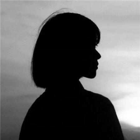 背影黑白情侣头像一男一女微笑亦甜却负忧伤