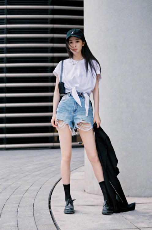 街拍|杨幂告诉你夏天只要一件t恤,就能穿出夏季好气质