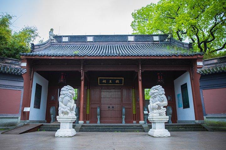 是早先的钱王祠,改建成江南私家园林的庭院景区,园内亭台楼榭,假山泉