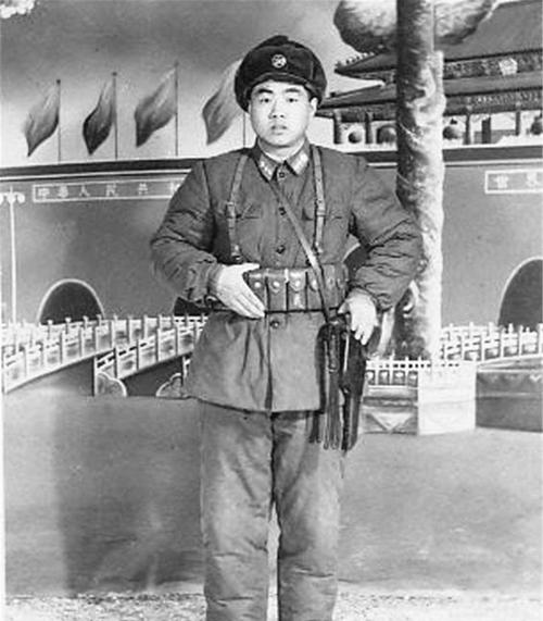 老照片:当年首长身边的警卫员,看似憨厚,实则勇猛过人!