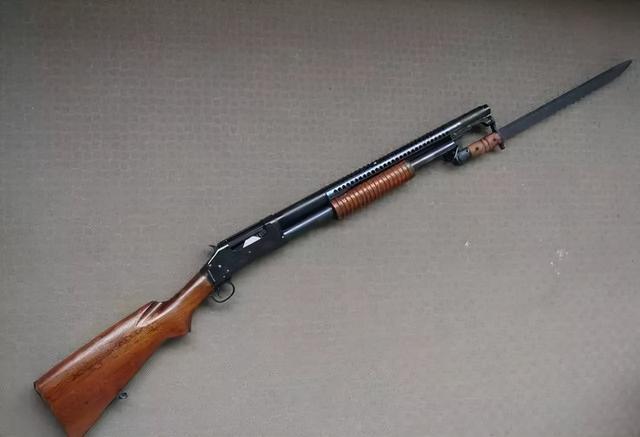 美国订购了300支装备了空军用来跟敌人对射,此后在1917年又订购了2300