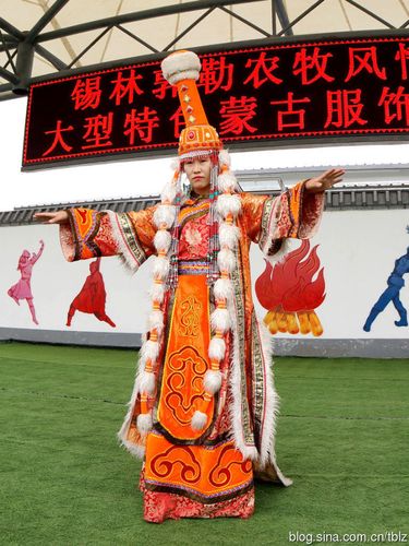 草原上的蒙古族服饰