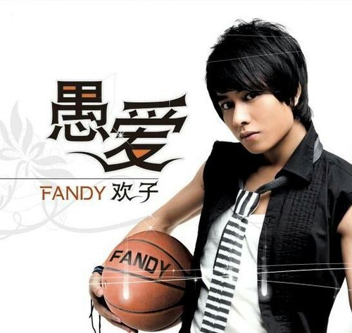 欢子《愚爱》,愚爱中那明镜清澈钢琴的旋律交汇着忧伤的吉他,再加上