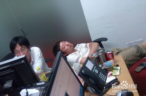 6  项目即将上线,在公司熬夜加班,累了眯一会