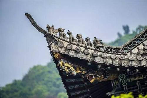 转角处, 四角翘伸,形如飞鸟展翅,轻盈活泼, 所以也常被称为飞檐翘角