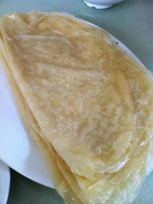 筋饼主要以卷菜食用为主,由于做法同其他薄饼不同,筋饼吃