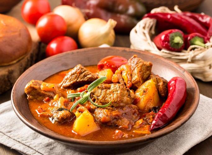 在陶瓷盘子中的在匈牙利美食