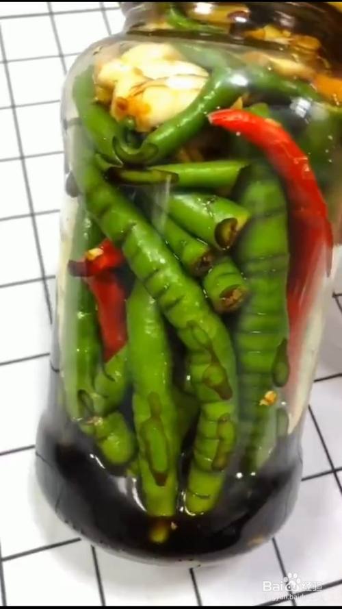 将辣椒搅拌均匀之后,倒入无油无水的罐子里密封保存,腌制入味即可.