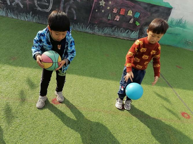 金苹果幼儿园中班小朋友!户外运动《拍球》