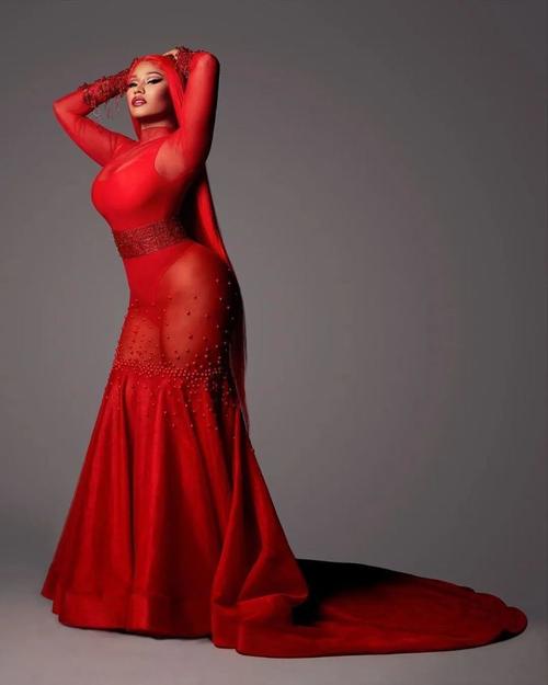 《v》杂志报道,饶舌女皇 nicki minaj(麻辣鸡) 成为史上第一位净赚
