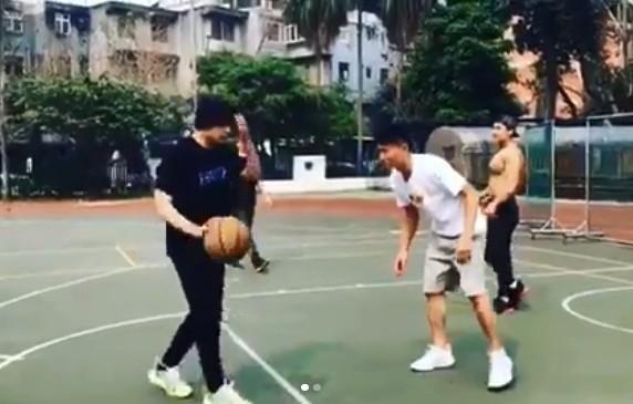 潮酷男全黑造型现身校园打篮球招牌动作暴露他是周杰伦