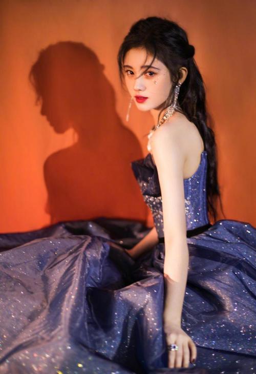 鞠婧祎"黑天鹅"造型真惊艳,复古又摩登,好像"人间芭比