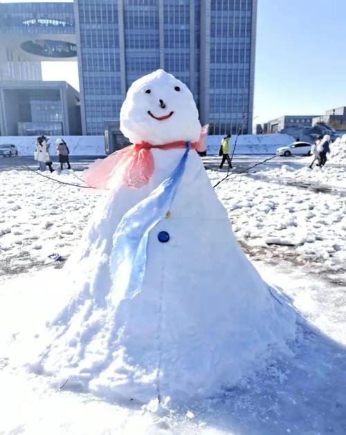 充满趣味的各式雪人 小小雪人 寄托着山师er对生活的热情 对国家荣誉