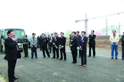 泗县县委书记王娟,县长王法立在刘圩镇美好乡村建设工地现场办公.