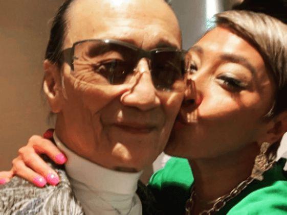 84岁谢贤庆生被美女亲吻打扮时尚皱纹多女方耳饰夸张皮肤黝黑