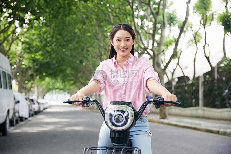 美女户外骑行电动车