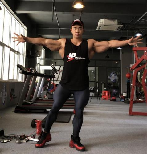 88年小伙陈康,肩宽腰细,中国古典健美的颜值担当