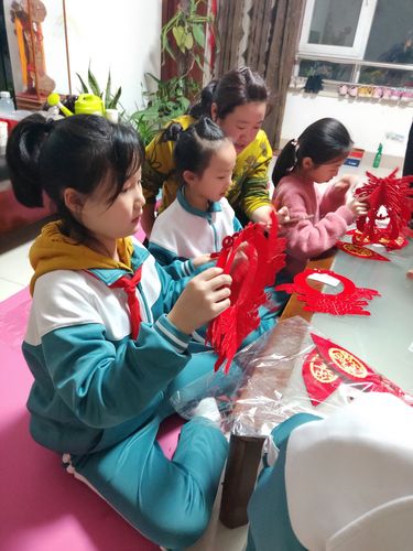 凯瑞小学红领巾假日小队开心过大年——包水饺,做灯笼,剪窗花