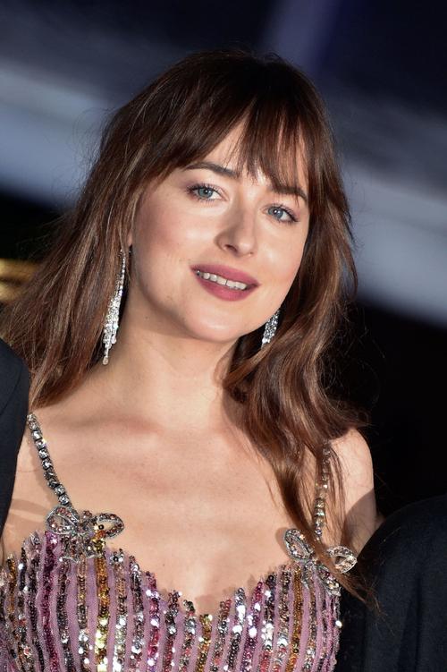 达科塔·约翰逊(dakota·johnson )身穿仙女粉裙出席电影节