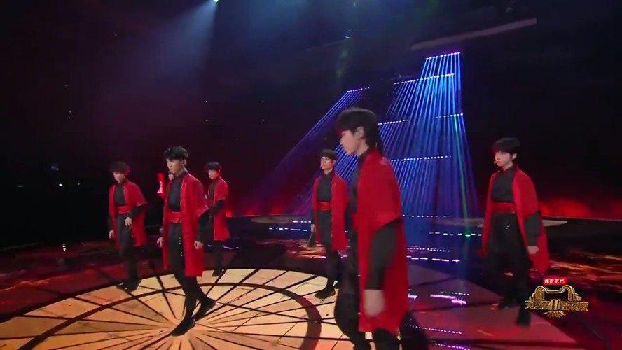 时代少年团《霍元甲》舞台造型!一袭红衣 古风发带