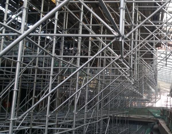 由于盘扣脚手架自带斜拉杆,能够搭设悬挑结构,方便快捷.