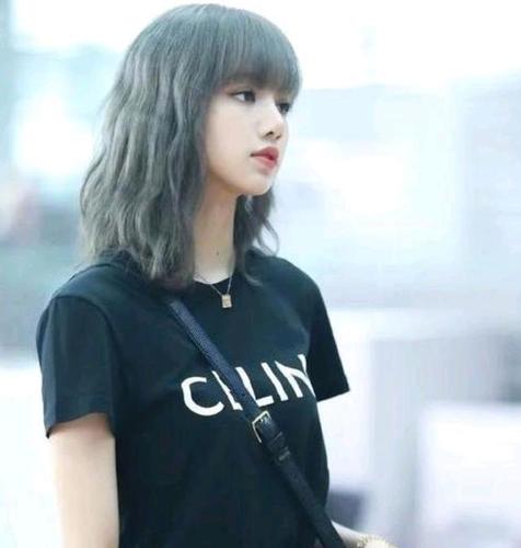 麦迪娜撞脸lisa,从发型到衣服,简直和lisa一模一样