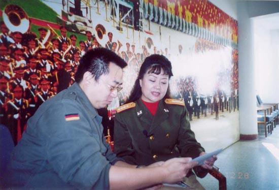 编导邓新力在采访著名歌唱家韩芝萍.