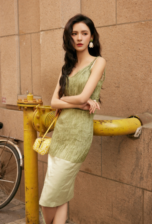 张予曦慵懒风造型释出棕色吊带搭白色外套眼神朦胧有故事