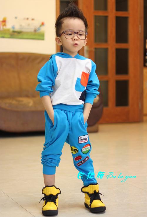 男生喜欢穿童装: 额.我是女生我还喜欢穿男生的衣服啊.