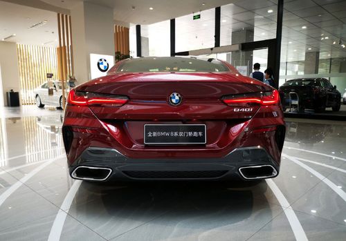 外观设计时尚开着很气派宝马840i双门轿跑车实车
