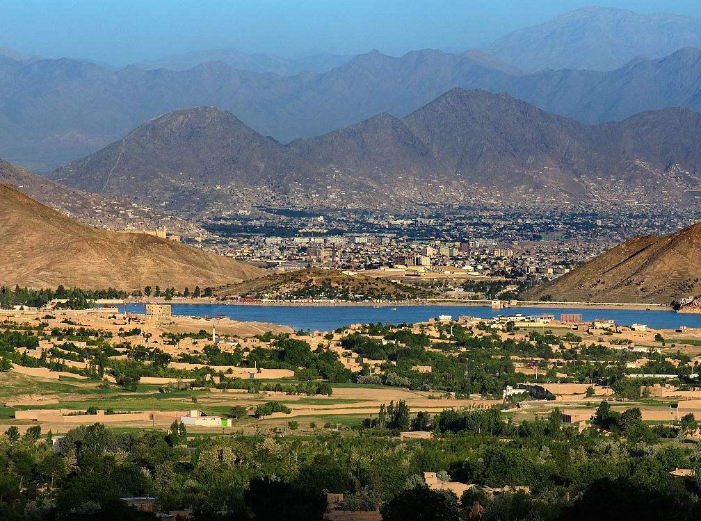 位于该国东部的喀布尔河谷,兴都库什山南麓,北纬34度,东经69度,海拔