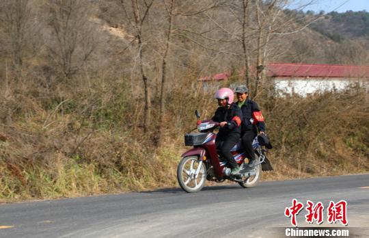 图为女子护林队骑摩托车入山. 张昶昶 摄