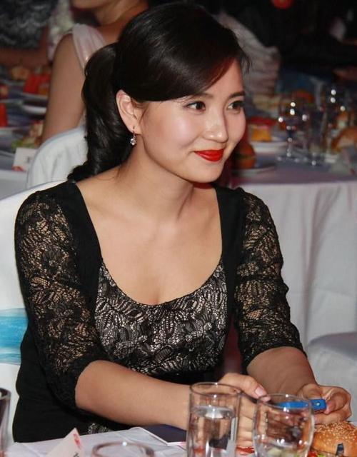 万人迷陈好虽然身材逐渐丰满但气质依旧不减蕾丝装太撩人