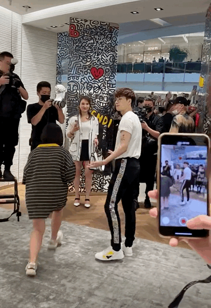 王嘉尔出席活动近距离被拍怎么瘦了这么多而且看着也没以前高了