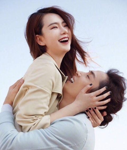 不愧是霸气戚薇!大方承认裸拍,还和老公裹起被子说悄悄话