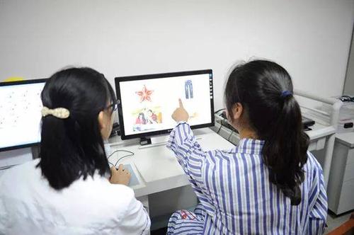 语言认知训练 ▼  经过8周的康复治疗,患者可进食普食;日常交流流畅