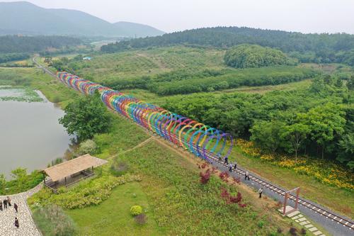 5月18日,游人在牛马塘村参观(无人机照片).