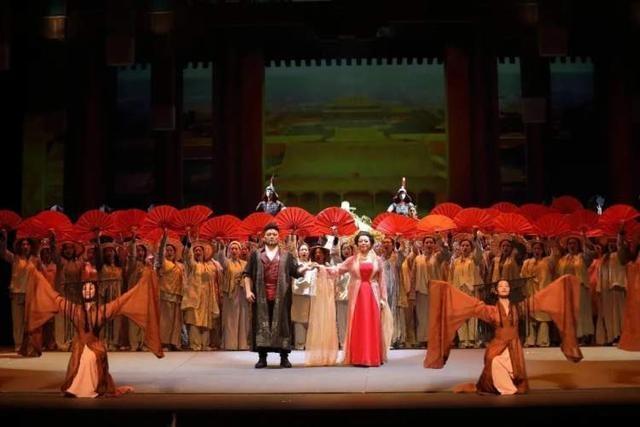 2019年12月13日,由上海歌剧院制作演出的《图兰朵》,院长许忠执棒