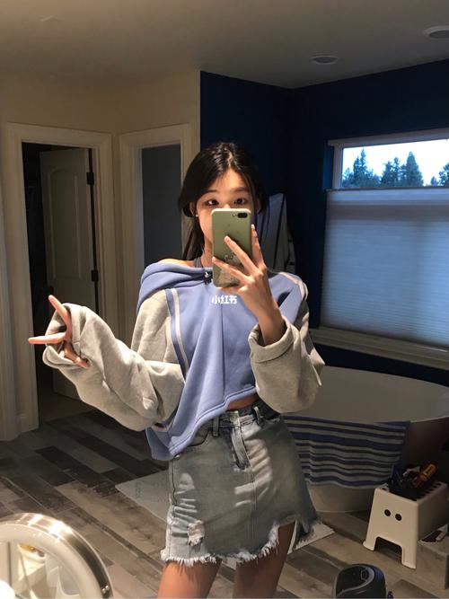 13岁女孩对镜自拍分享吖