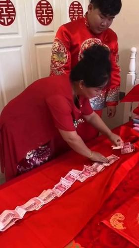 婚礼#儿子大喜的日子妈妈给儿子做一个腰缠万贯缠在