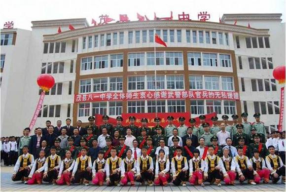 八一中学竣工,官兵们在教学楼前合影 刘亚军摄