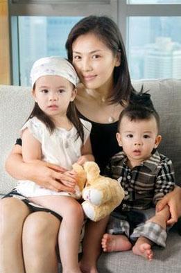 刘涛曝光儿女近照 姐弟俩乖巧可人酷似父亲(图)