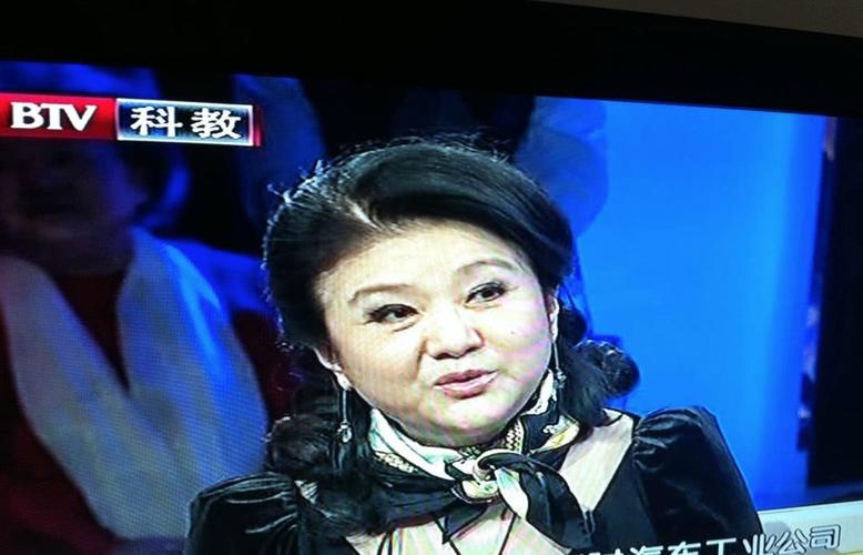 在1987年的央视春晚上,李小玢与王刚,姜昆等同台主持春节晚会,虽然
