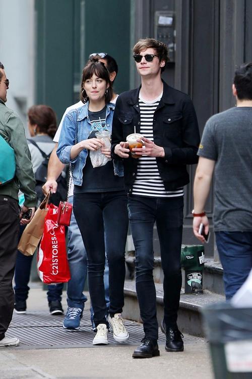 达科塔·约翰逊 (dakota johnson) 穿休闲装与男友matthew hitt外出
