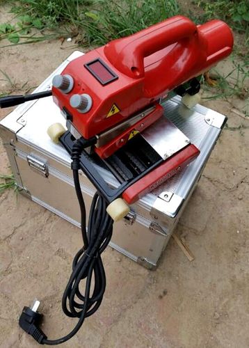 膜接缝拼合的有多种,其中土工膜焊接机熔焊采用电热楔加热土工膜表面