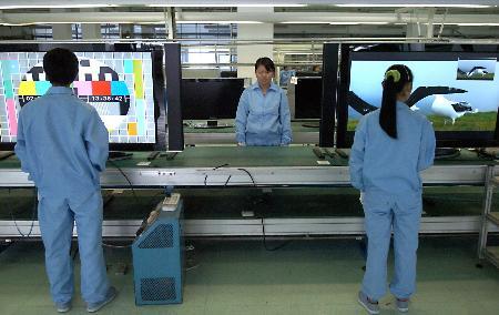 图文-四川长虹:具有完全自主知识产权的平板电视生产线建成投产(2)