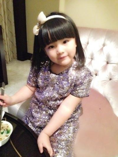 编者注:照片中,王诗龄侧着脑袋看镜头,右手拿着筷子,显然刚刚还在吃