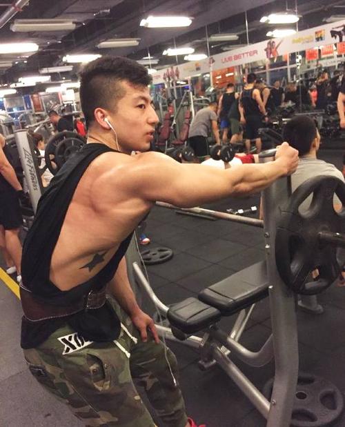 健身五年,练出人鱼线胸肌麒麟臂,健体比赛拿了全国第五